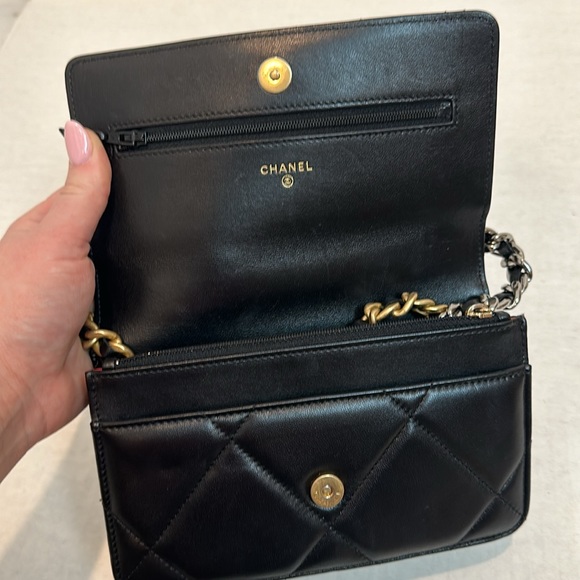 Pristine condition Lambskin Quilted Chanel 19 Wallet On Chain Black complete set - Picture 11 of 17